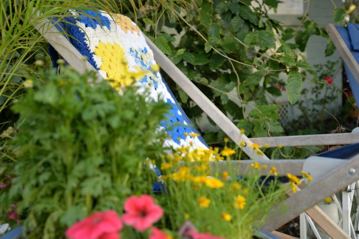 4-blue-yellow-closeup-outdoor-chair